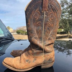Used size 8 Peacock designed Ariat boots